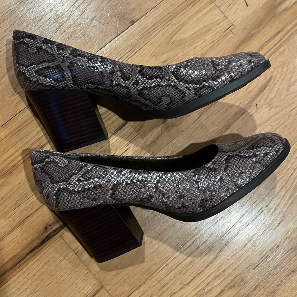 Born heels- worn once. Size 8.5.